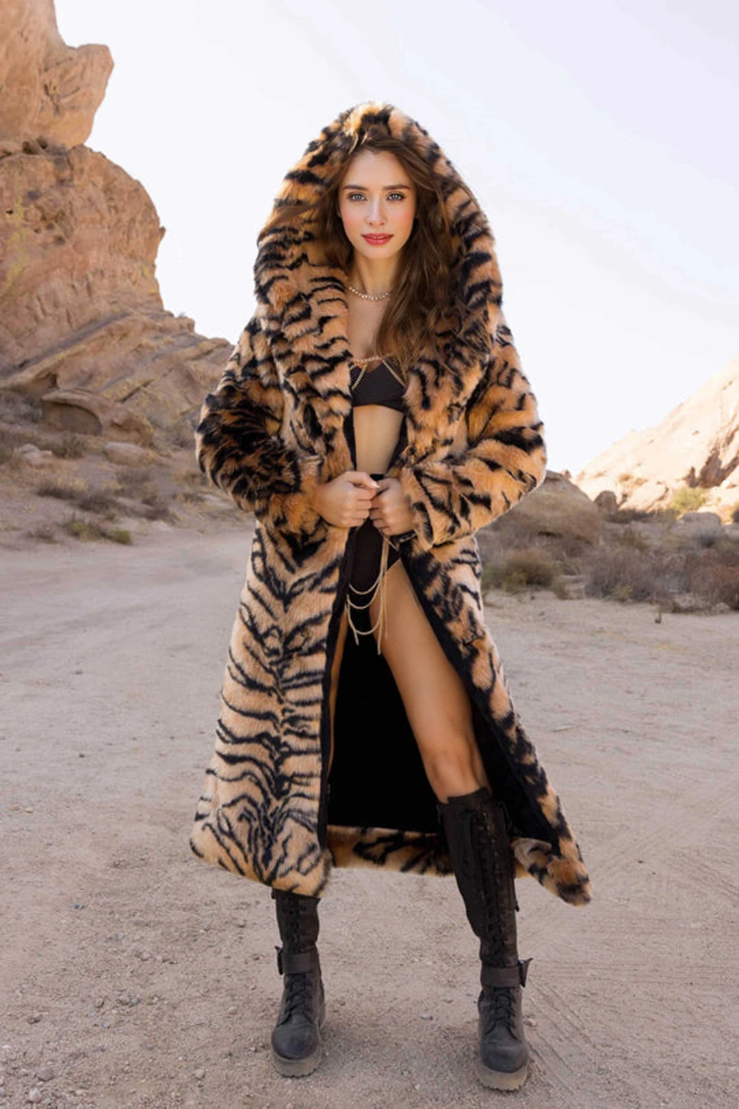 

Women's Tiger Stripe Faux Fur Hooded Coat 2026 Winter Long Length Fluffy Warm Luxury Jacket for Daily Party Streetwear