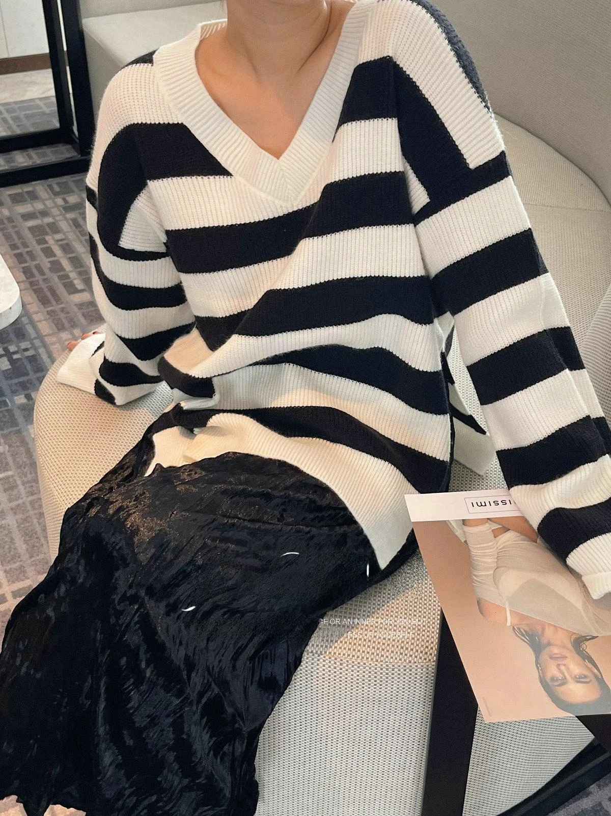 

JINGONI Women's V-ne Sweater Stripe Casual Loose Knitted Top Autumn Winter Hong Kong Sle Faion Slimming Straight Tube