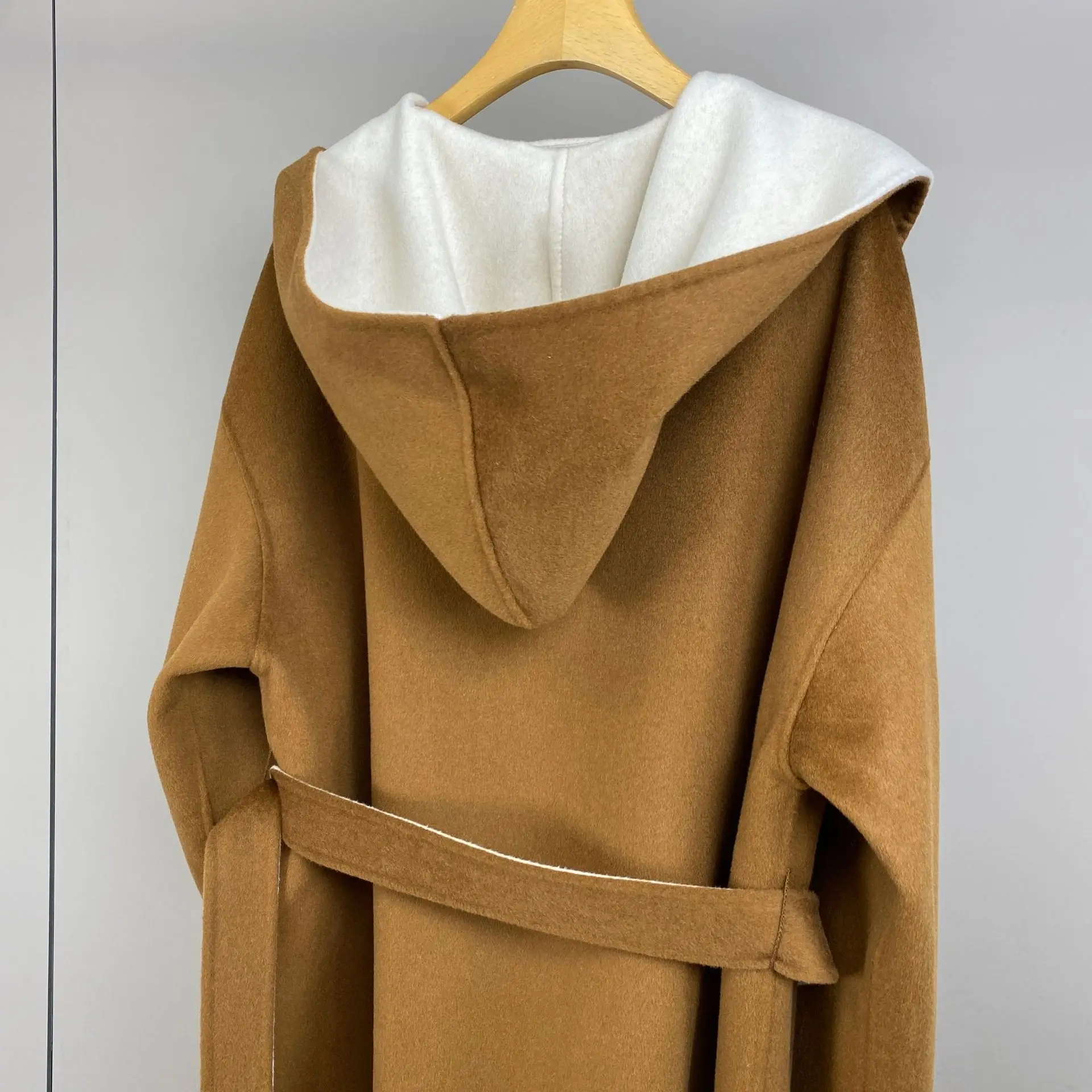 Płaszcz z czystego kaszmiru w stylu retro z blokami kolorów, z paskiem i podwójnymi kieszeniami, modny i elegancki, kolekcja Jesień/Zima 2025.