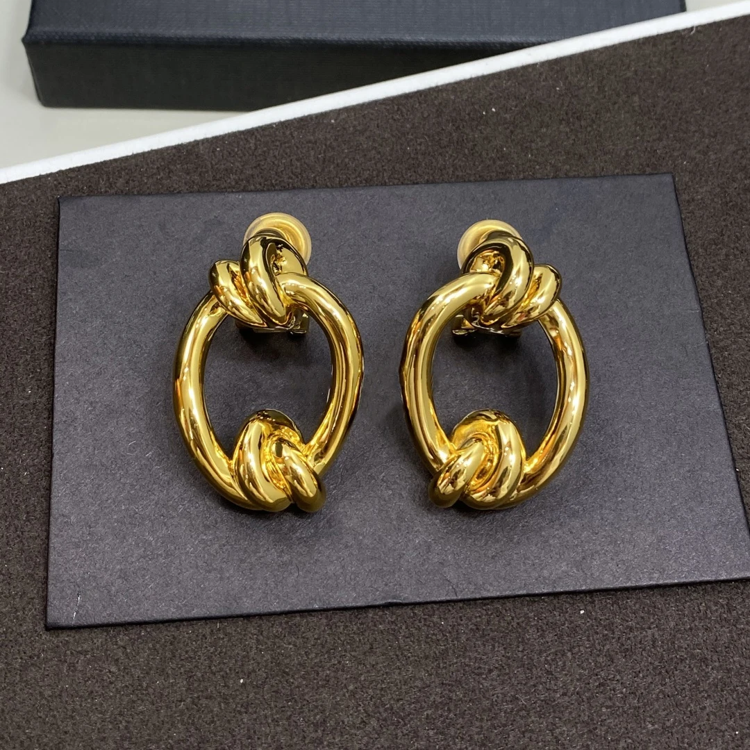 

2026 Fashion Europe Designer Brass Gold Plated Knot Ear Clip Earrings Woman Luxury Exquisite Jewelry Trend