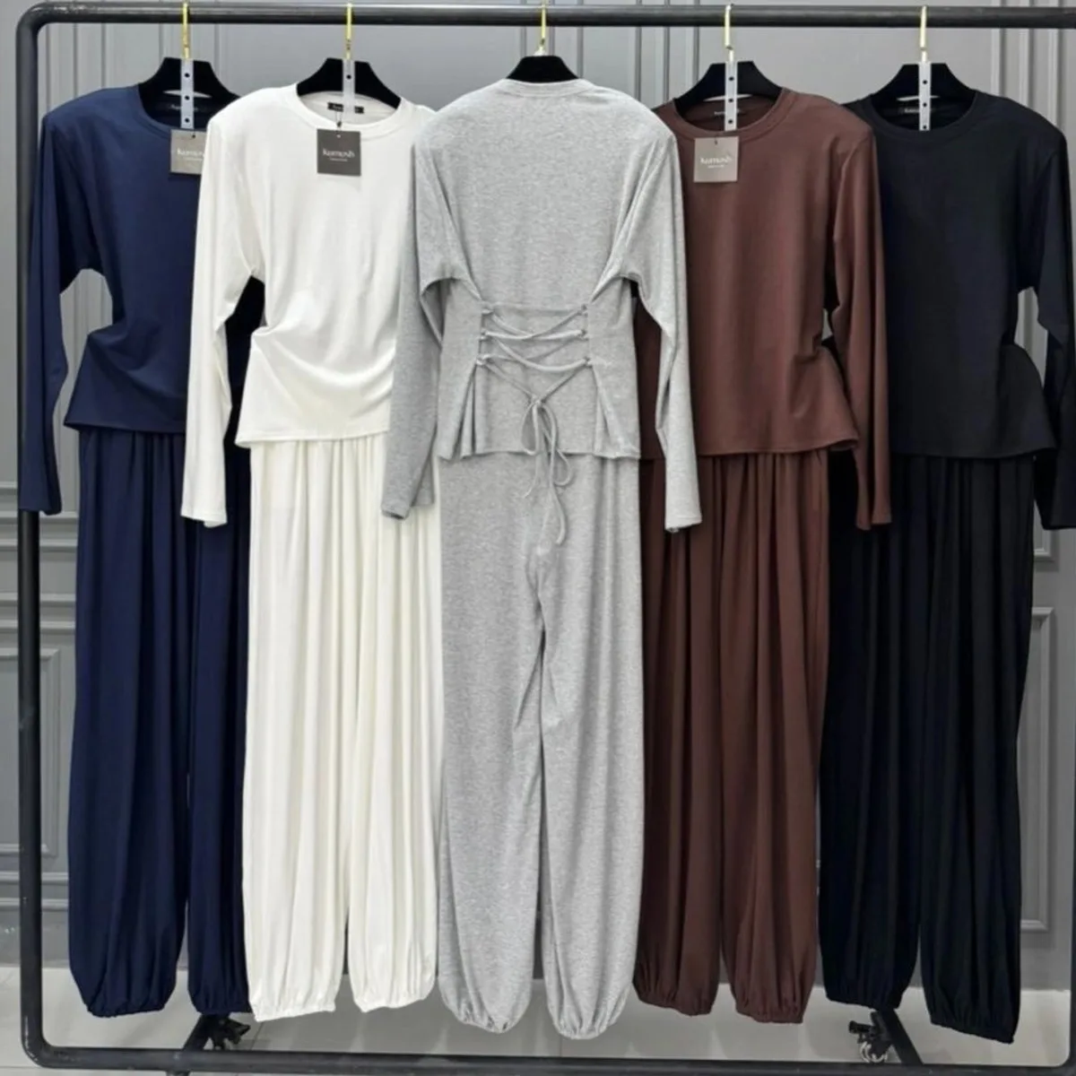 

Элегантный повседневный комплект из 2 предметов для женщин: укороченный топ с завязками на спине и брюки-джоггеры с высокой талией. Удобный и универсальный домашний костюм.