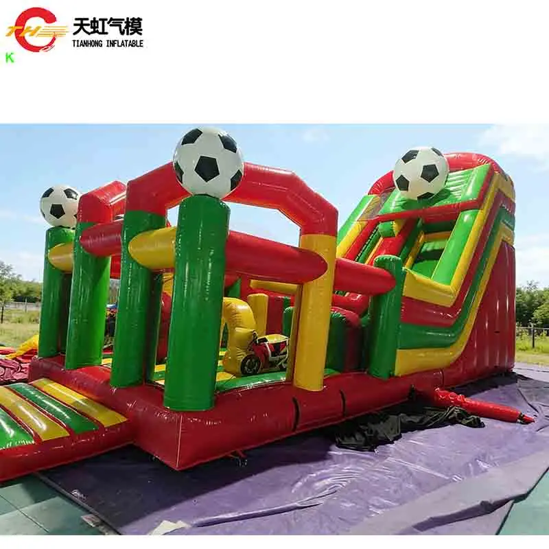 Kommerzielle aufblasbare Fußball-Hindernisrutsche auf dem Meer, maßgeschneiderte aufblasbare Hüpferrutsche, Spielplatz mit Gebläse