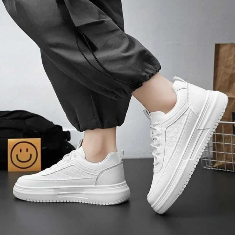 أحذية رياضية شتوية غير مرئية للرجال باللون الأبيض ذات جودة عالية وكعب مخفي أحذية عصرية متعددة الاستخدامات