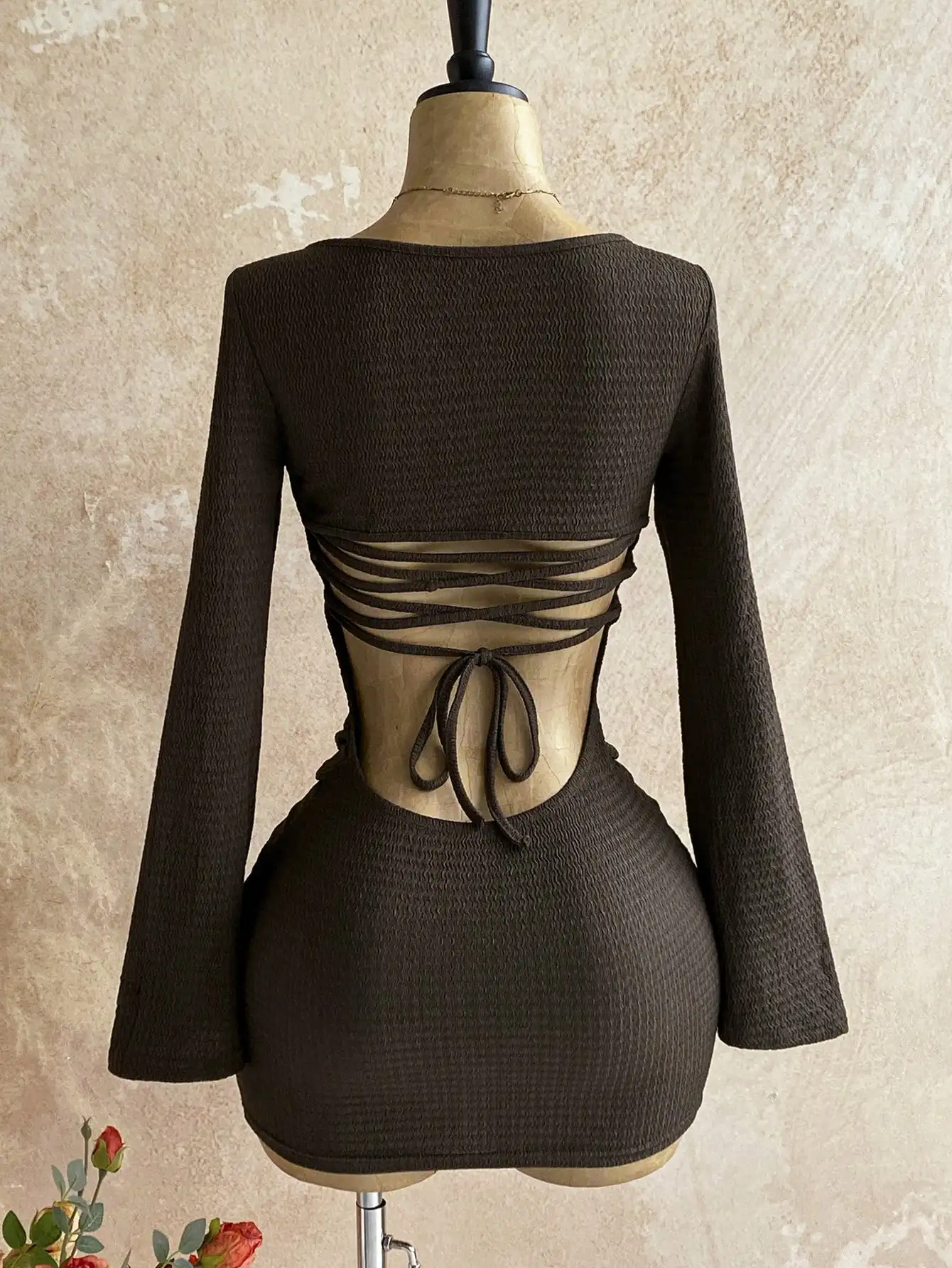 

Коричневое мини-платье с открытой спиной, завязками на талии и длинными рукавами для женщин