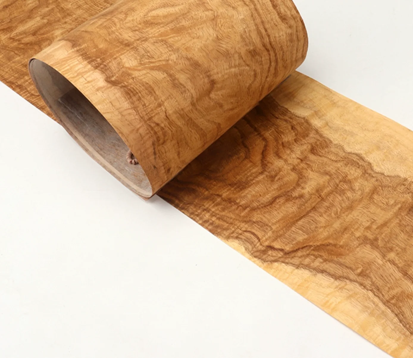 L: 2,5 metri Larghezza: 400 mm T: 0,25 mm Impiallacciatura di legno naturale di legno di sandalo africano Impiallacciatura di prodotti in legno Decorazione di mobili per la casa