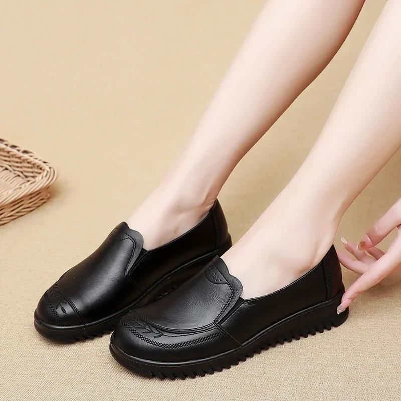 New Spring Autumn New Women Loafers Flats Shoes Women Genuine Leather Slip On Casual Shoes Mother Flats Shoes Big Size 35-41