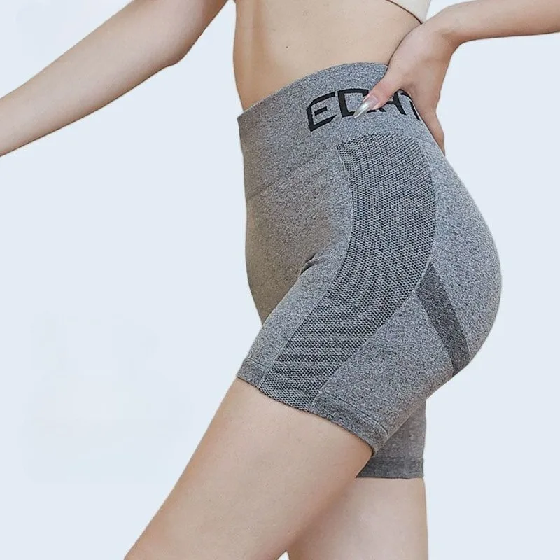 Hoog getailleerde perzikkleurige hippe fitnessshorts voor hardlopen en training voor dames, ademende, zweetafvoerende yoga driedelige shorts