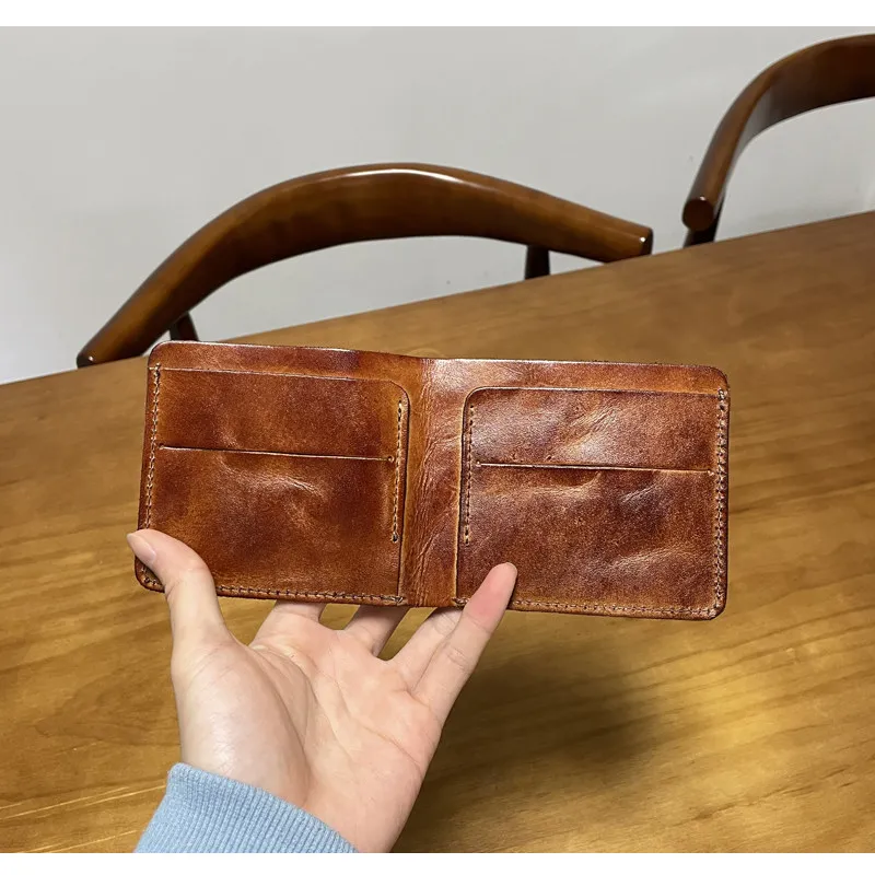 

Ретро-кошелек из натуральной кожи первого слоя, полированный вручную.