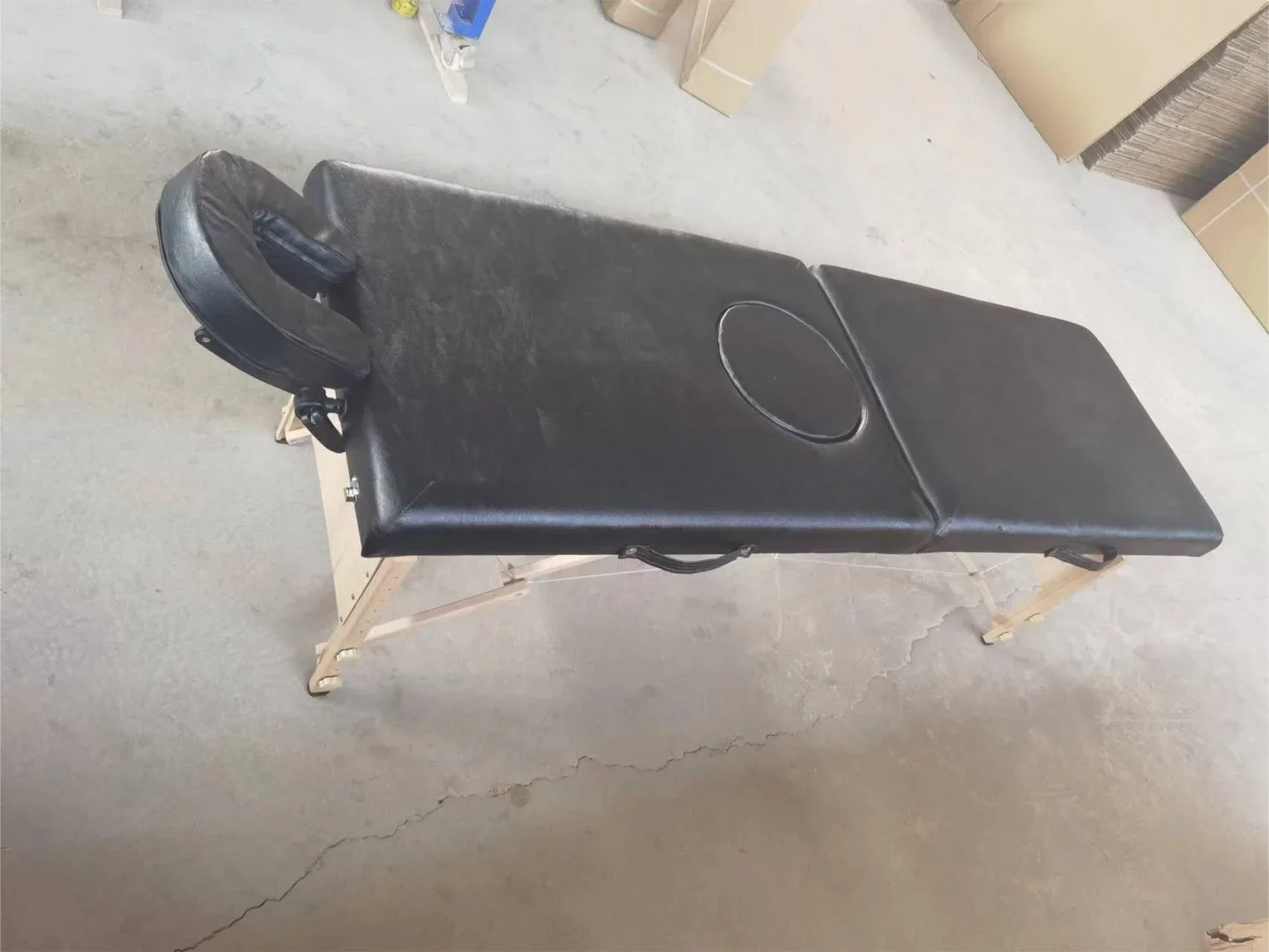 The small hole on the massage table, with a hole in the middle, is suitable for male massage