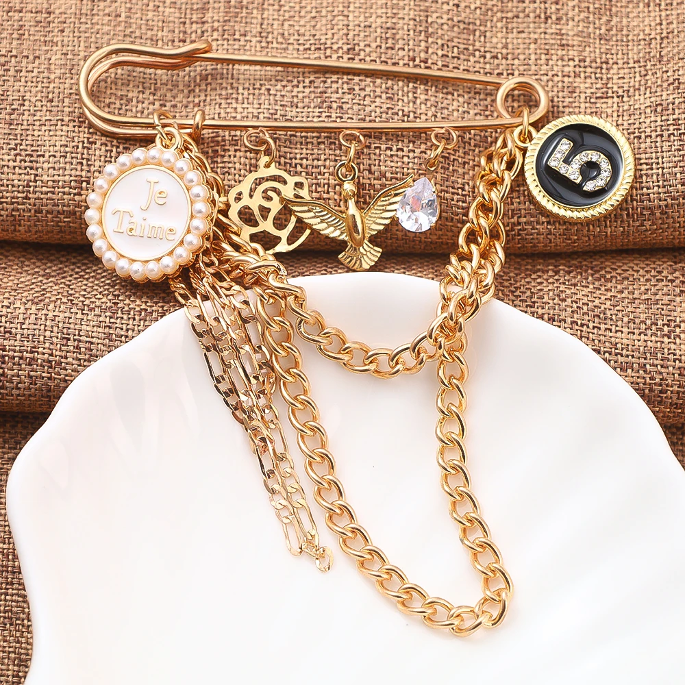 New Tassel Suit Brooch Pins Cute Mini Eagle Number 5 Card Je Taime Sign Multi-Layers Chains Dangle Corsage Accessories Props