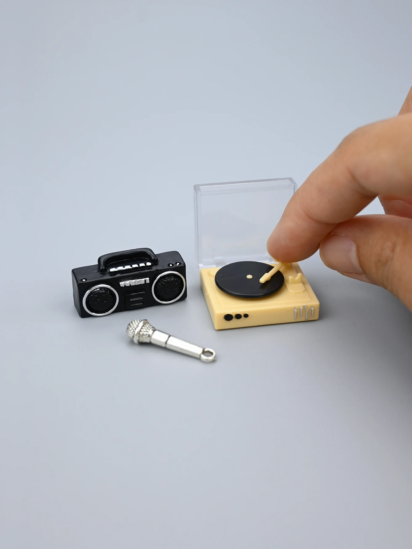 A Miniature Coffee Machine and Phonograph Scene Decoration, Miniature Recorder, Miniature Microphone, Dollhouse Dollhouse Accessories, Dollhouse Toys, Toy House Decorations, Miniature Food Toys, Photography Props, Miniature Landscape Decorations, Miniatures Decoration, Small Gifts, Giveaways, Home Decor Items