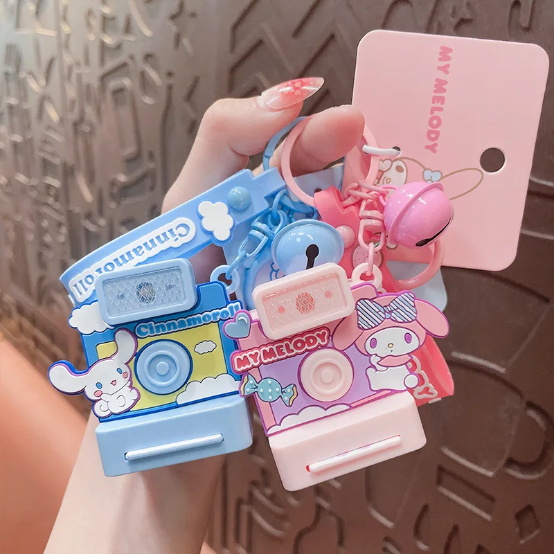Брелок для ключей с камерой Sanrio Polaroid Camera Kuromi Cinnamoroll, подвеска на рюкзак MyMelody, брелок для ключей, автомобильный брелок для девочки, подарок на день рождения Брелок для ключей с камерой Sanrio Polaroid Camera Kuromi Cinnamoroll, подвеска на рюкзак MyMelody, брелок для ключей, автомобильный брелок для девочки, подарок на день рождения