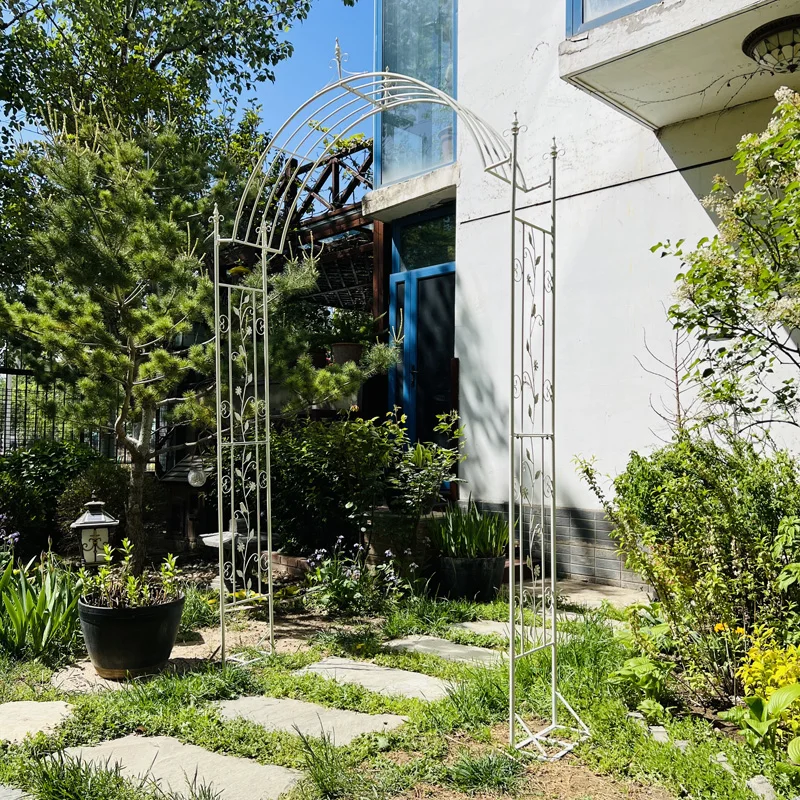 سرير حديقة من الحديد المطاوع الريفي الأمريكي وإطار تسلق نبات الورد للإفطار