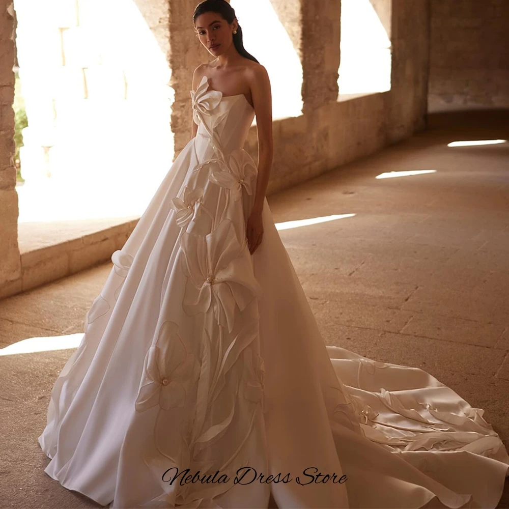 Luxury Customized Handmade Flowers Bridal Gowns Elegant Strapless Sleeveless Wedding Dress Classic Lace Up Back Robe de mariée