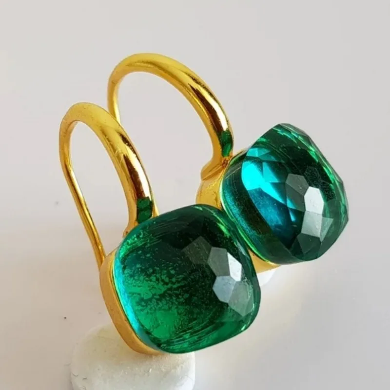 Modische, schlichte goldene Metall-Quadrat-Ohrhänger für Damen mit grünem, glänzendem Zirkonia-Einlage, exquisiter Schmuck für Bankett und Party.