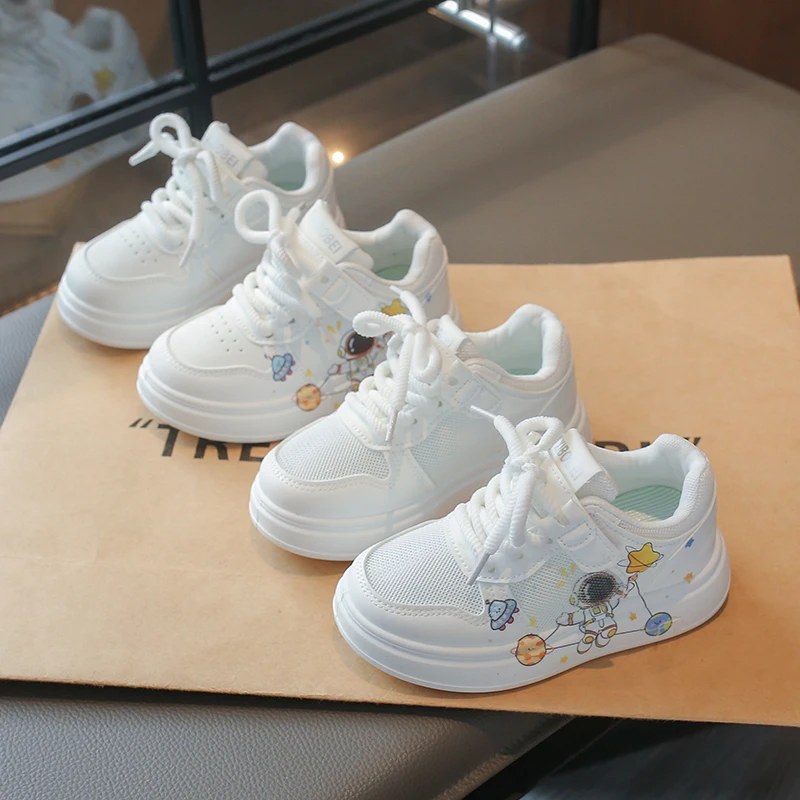 

Классические новые белые кроссовки для мальчиков и девочек, унисекс, детские повседневные скейтерские кеды с дышащей сеткой, нескользящие, с мультяшным рисунком космонавта