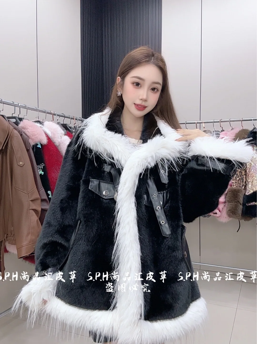 موضة سوداء قصيرة فو الفراء سترة شتاء جديد المرأة قصيرة هامش الوقوف طوق فروي معطف طويل الأكمام الدافئة معاطف مريحة