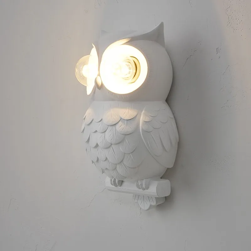 

New creative white owl wall lamp resin animal decoration lamp is suitable for bedroom