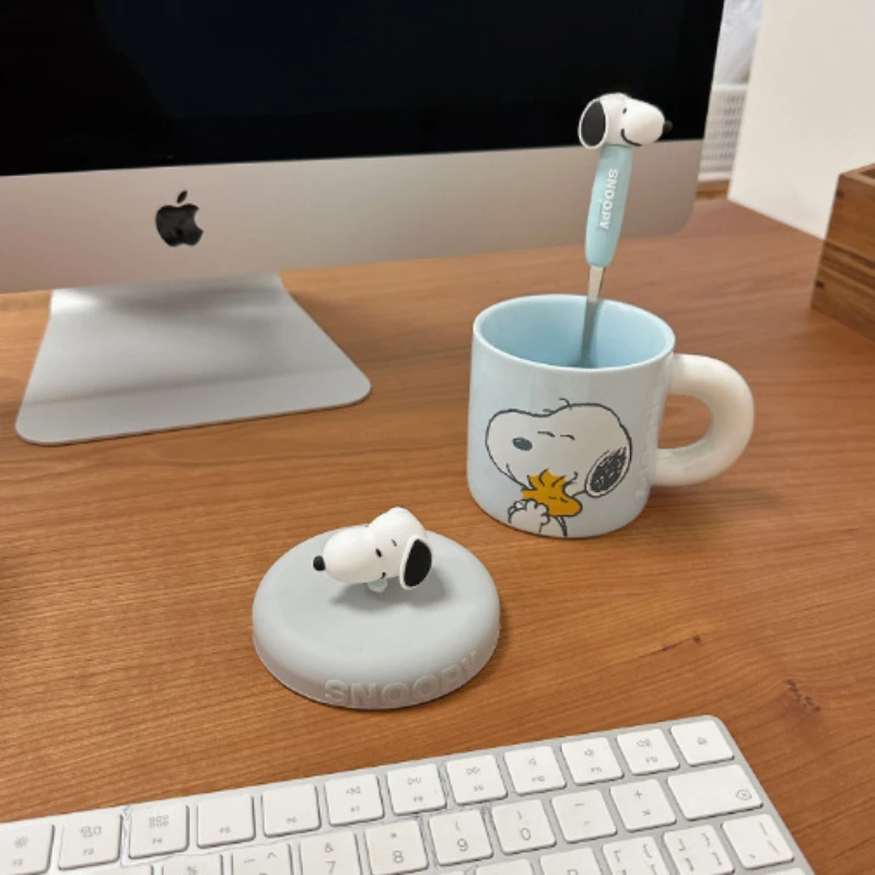 Tazze in ceramica con motivo Miniso Snoopy Tazza d'acqua per cartoni animati Tazza d'acqua per uso domestico Tazza d'acqua Kawaii di grande capacità per ufficio con coperchio