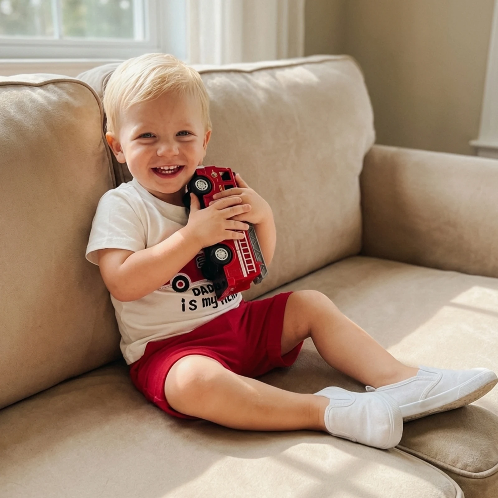 

Летние комплекты одежды для маленьких мальчиков: футболки с короткими рукавами и круглым вырезом с аппликацией в виде пожарной машины и однотонные шорты, повседневная одежда