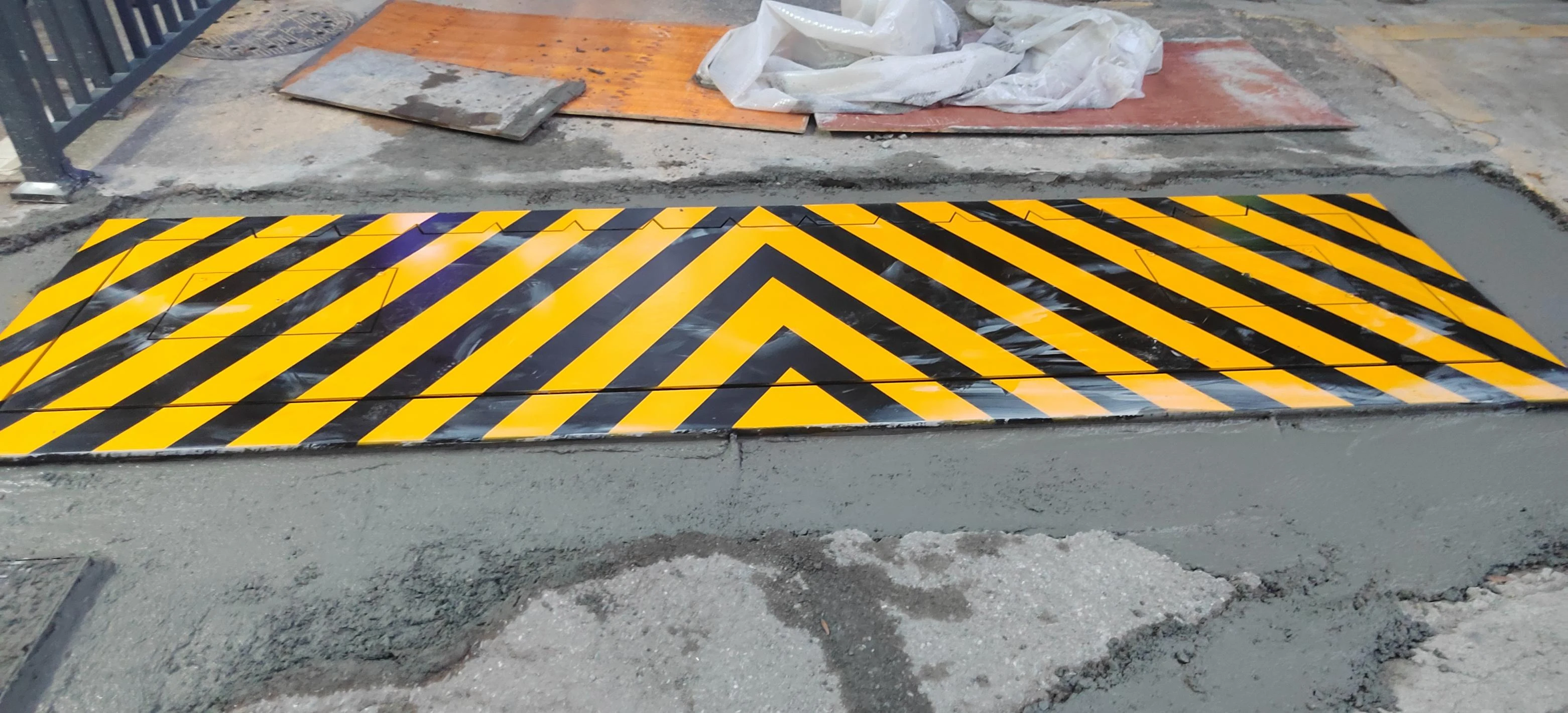 IP68 Водонепроницаемый антитеррористический автоматический гидравлический дорожный блокатор Полностью автоматический сверхмощный стоящий барьер для шоссейных дорог