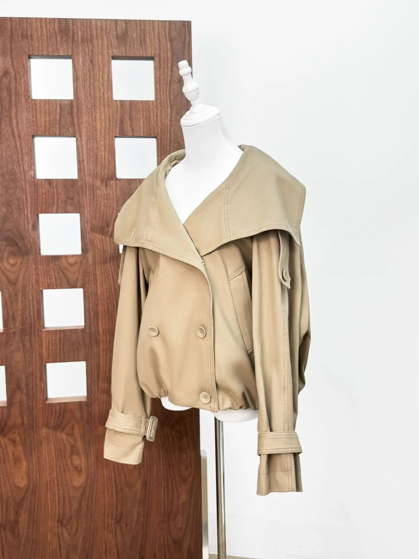 معطف نسائي قصير من LEOSOXS بياقة واسعة وإبزيم مزدوج الصدر مع جيوب قلابة لملابس يومية أنيقة وغير رسمية