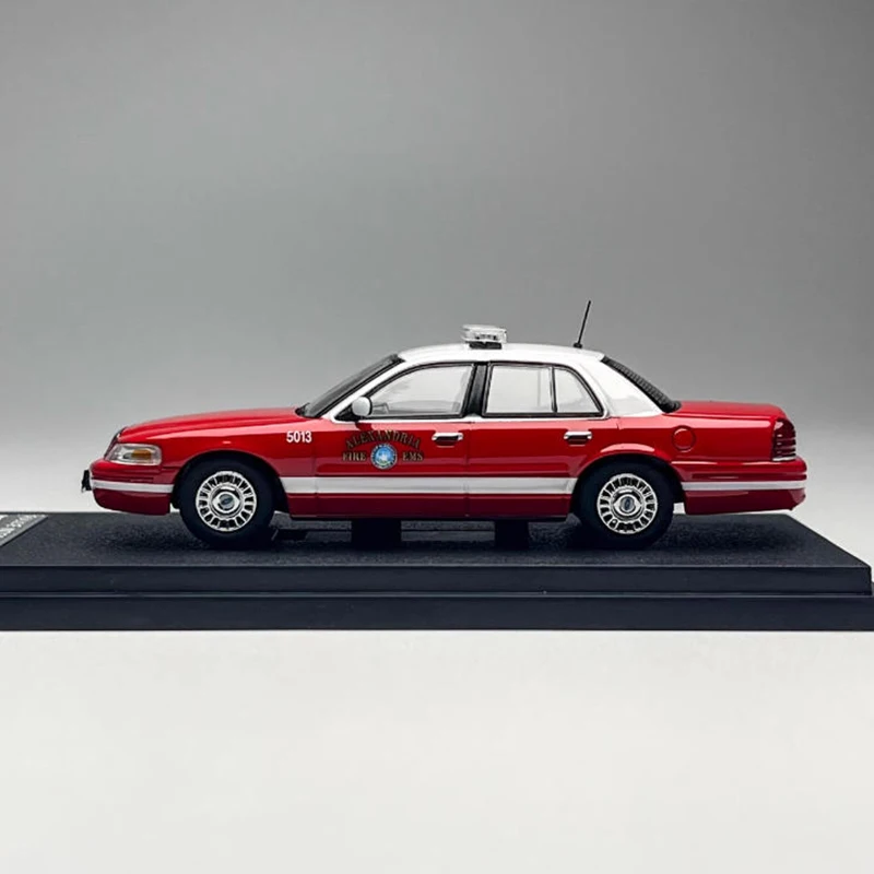 Rollin 1:64 Crown Victoria EMS Alloy Simulation Car Model Collection Display Ornament Toy Gift