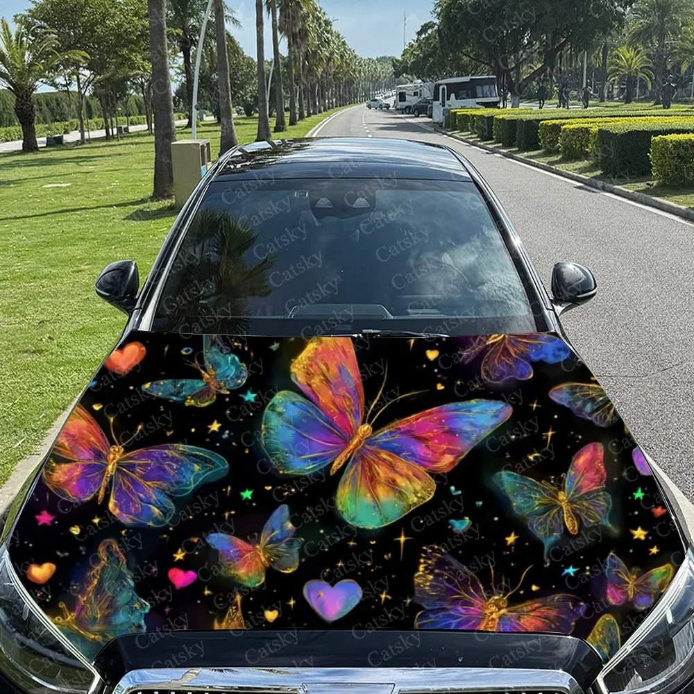 Diseño de mariposa vibrante con alas y corazones de colores sobre fondo negro, perfecto para capós de coche. Agregue un toque mágico para un