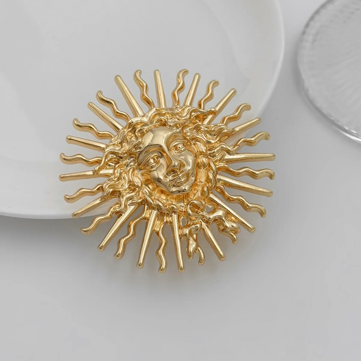 Personalized Creative Gold Color Sun Flower Brooches for Women Vintage Sun Goddess Relief Brooch Alien Coral Pin Jewelry Gifts