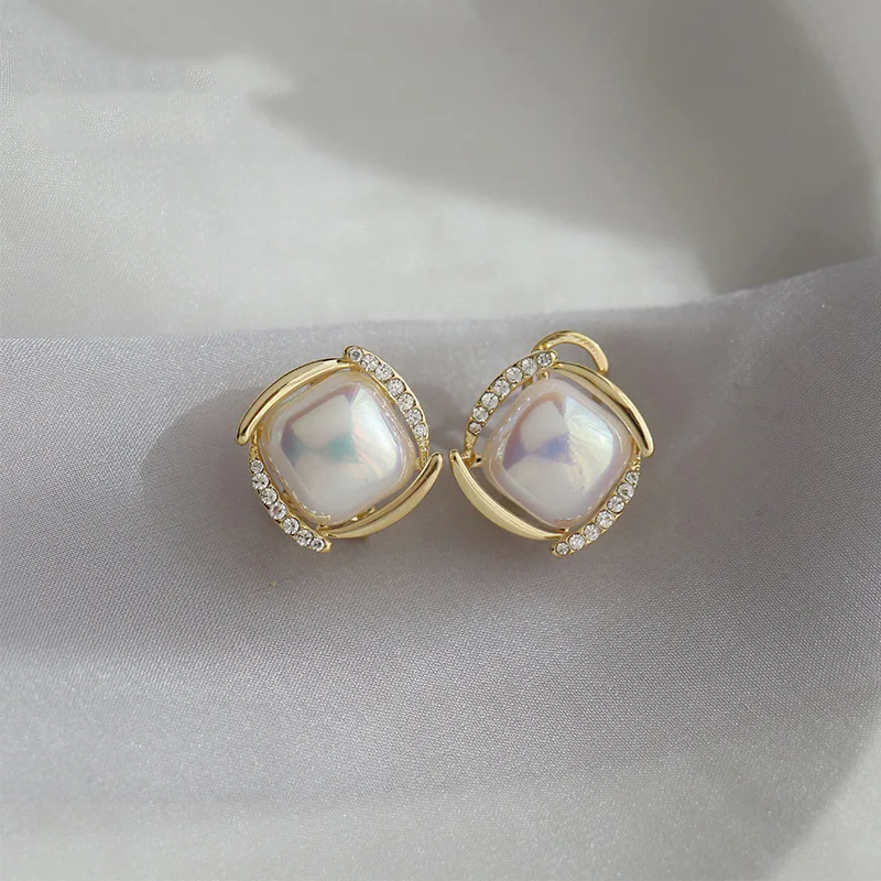 Fashion Imitation Pearl Stud Earrings for Women Surrounding with Crystal Square Earrings Unique Design Elegant Sweet Jewelry