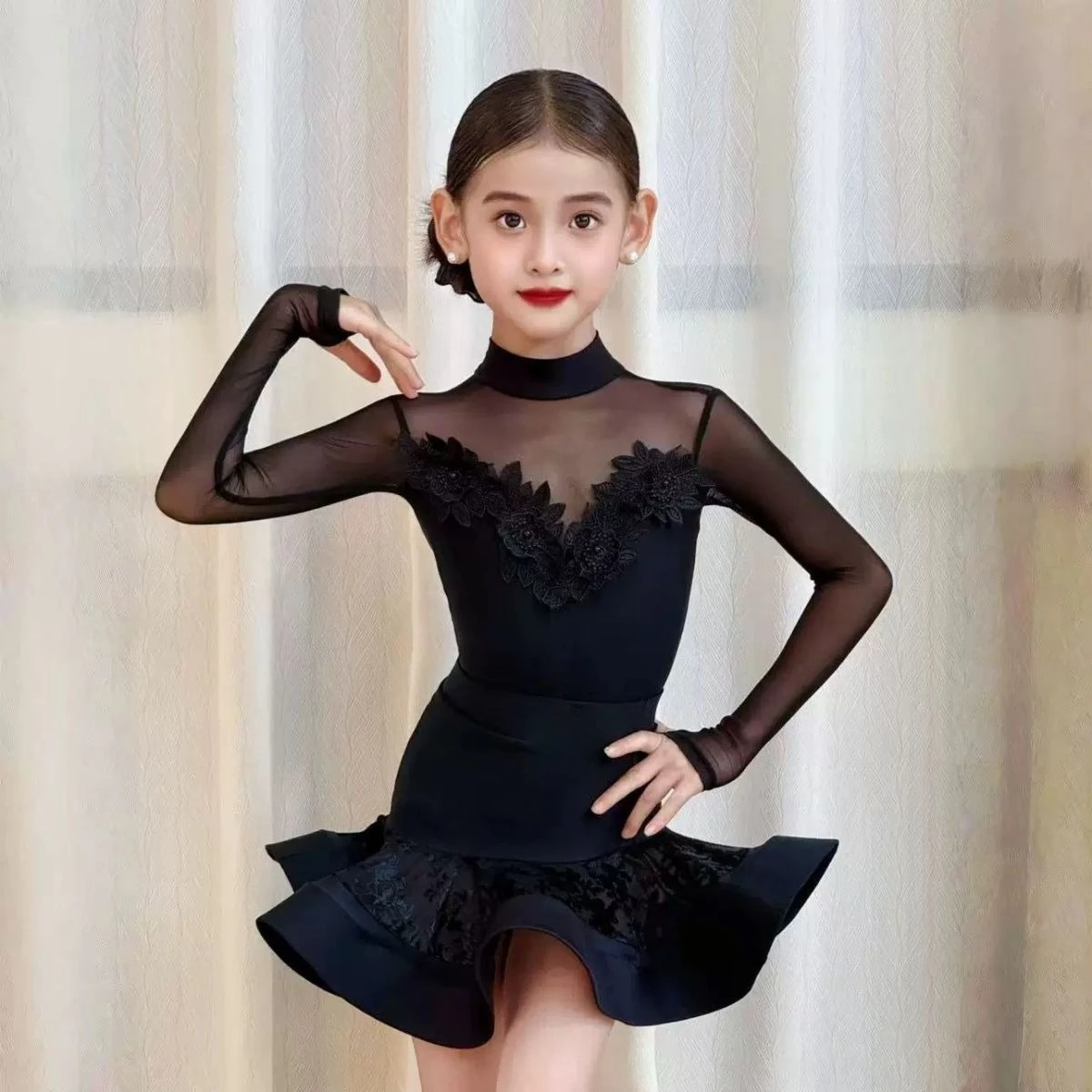 Schwarzes Latein-Tanzkleid für Mädchen, hochgeschlossener Kragen, lange Ärmel, Tanzbekleidung für Kinder, Cha-Cha, Standardtanz, Swing-Tanz, Trainingskostüm. – Detail 4