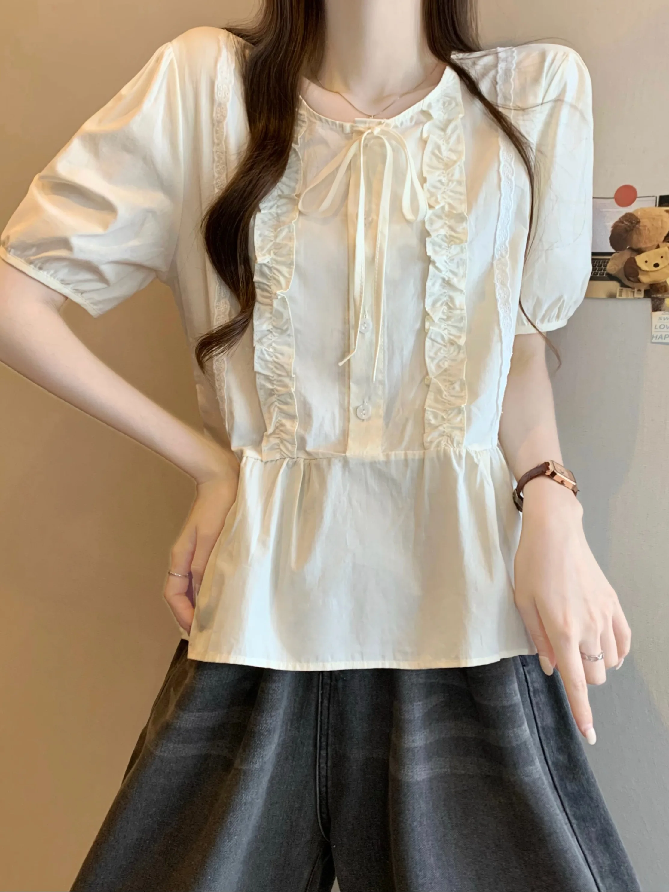 

Летняя женская рубашка в корейском стиле с коротким рукавом, рукавами-фонариками и декором в виде цветов, повседневная, дышащая, удобная, хлопковая.