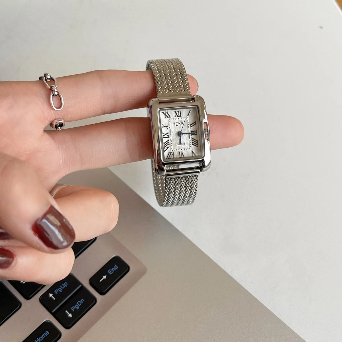 Exquisite women's wristwatch retro design, black watch with Roman numerals, simple and versatile quartz watch, a gift for women.
