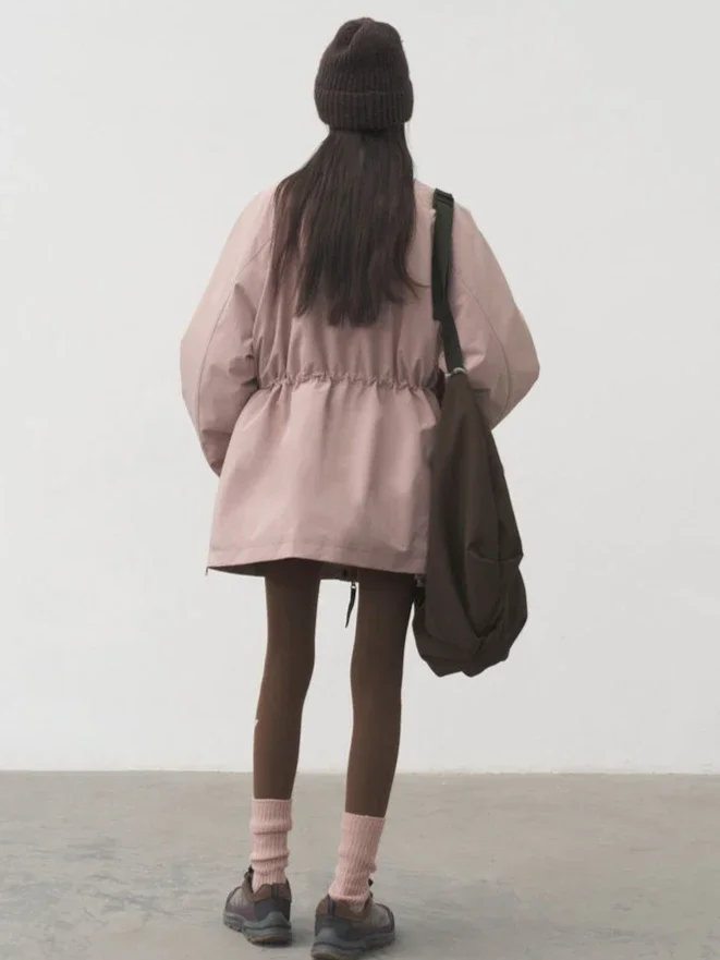 2025 Moda europea Invierno Nueva chaqueta de plumón para mujer Chaqueta de trabajo holgada con empalme a prueba de viento para ir al trabajo