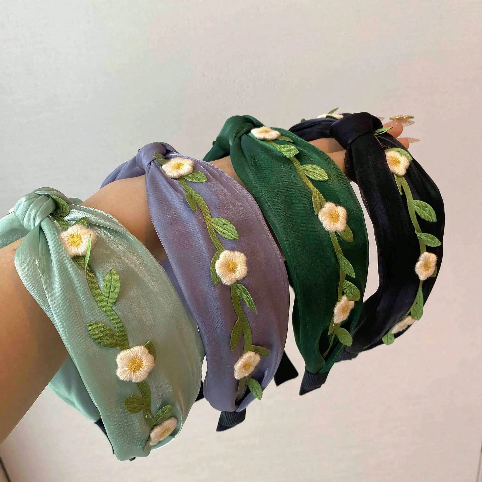 

1Pc Boho Style Wide Satin Head Band For Women Girls, Cute Embroidered Flower Knotted Hairband, Soft Fabric Non-Slip Hair Accessories For Daily Wear, V