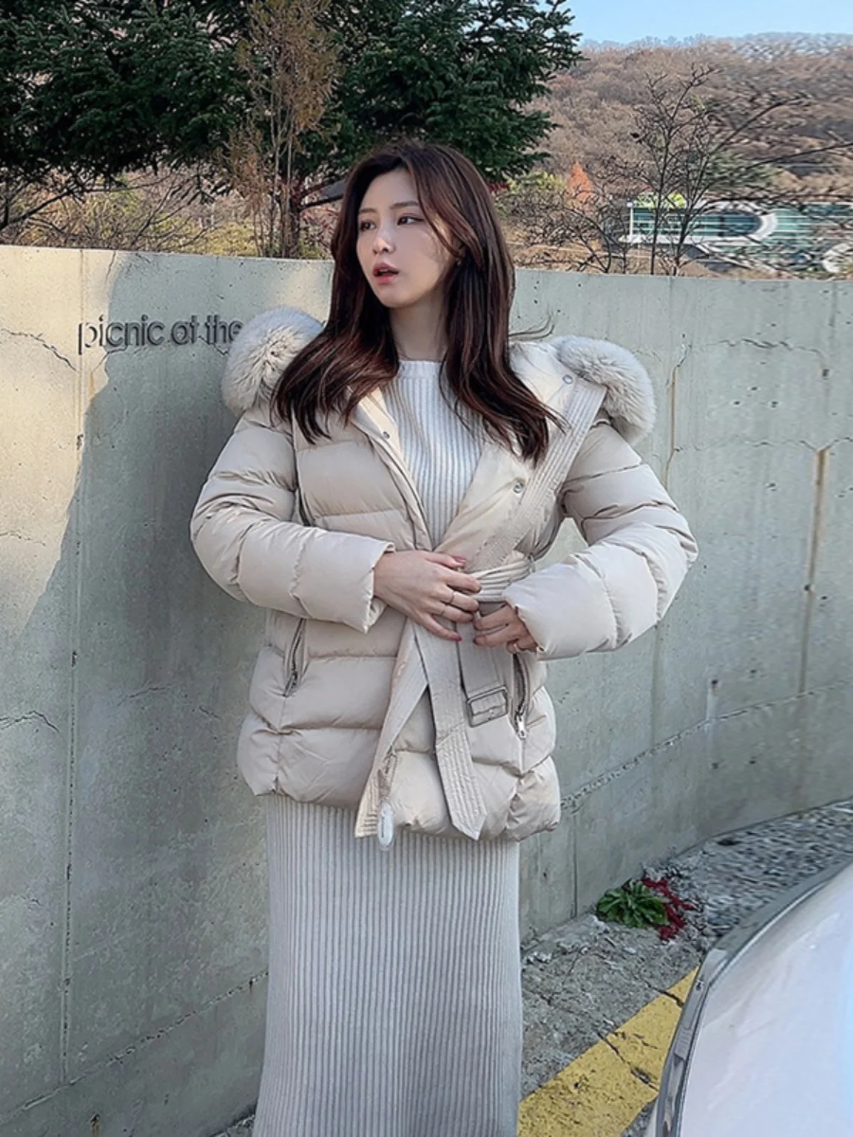 Jaet de plumón de longitud media para mujer coreana Sle con cinturón y cuello de piel grande prendas de vestir exteriores de invierno Faion plumón blanco