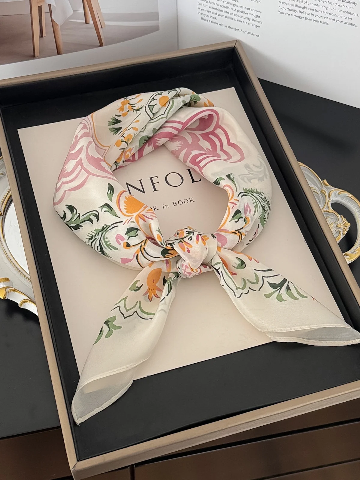 レトロな花柄シルクスクエアスカーフ-薄手-夏-春-桑絹-65cm-多用途ネックスカーフ-通勤や装飾用