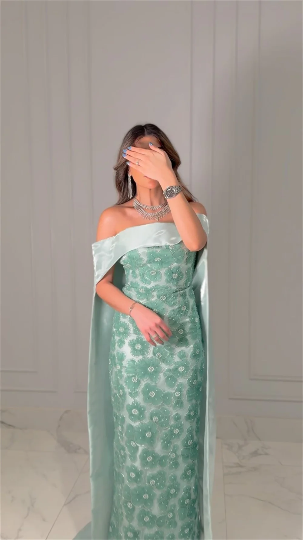 Contessa op maat gemaakte off-shoulder avondjurk met bloemenverfraaid en satijnen cape, lange formele jurk voor bruiloftsevenementen