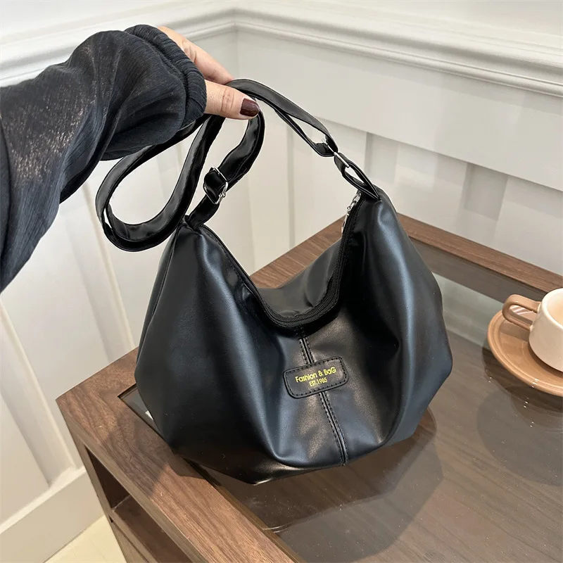 Soft leather large capacity fashion shoulder bag versatile commuter texture tote bag