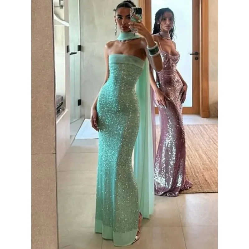 

Элегантное облегающее длинное платье без бретелей с пайетками, разрезом и открытой спиной.