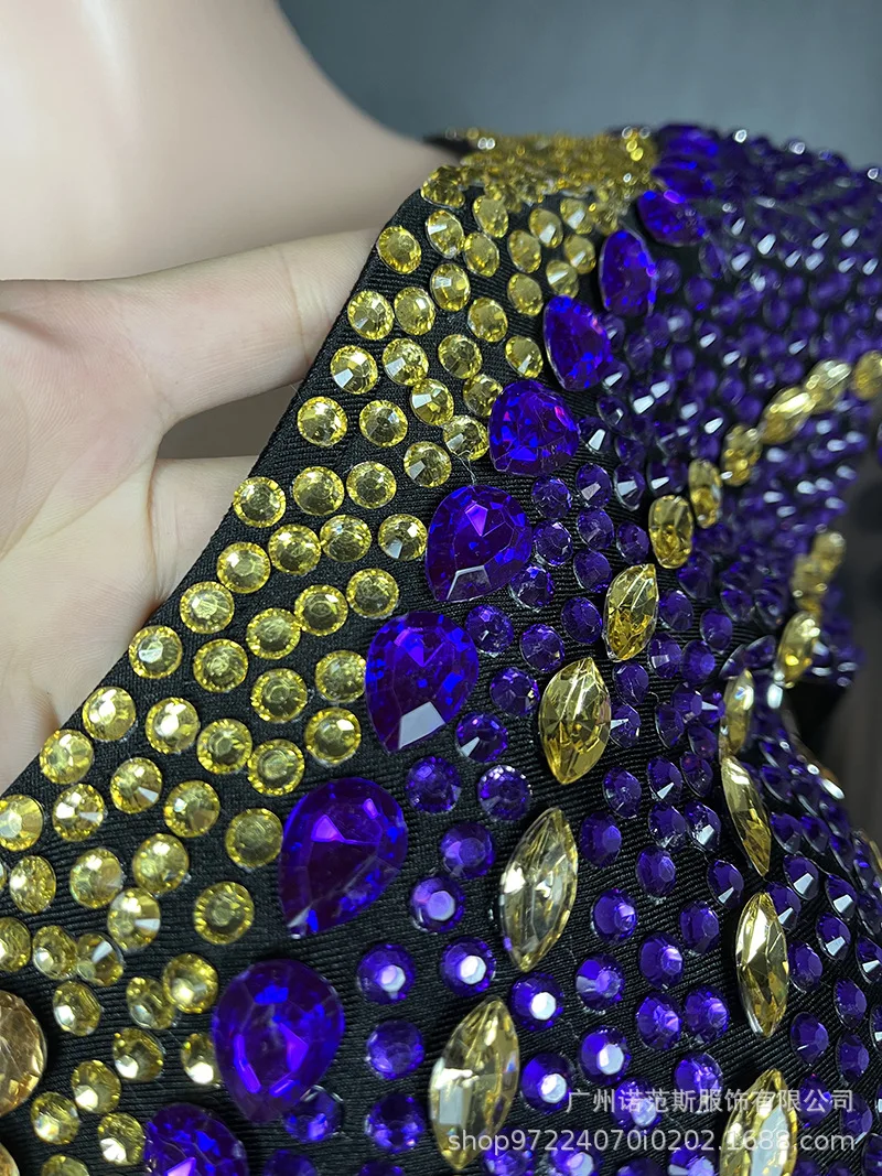 Fioletowe pióro, rozcięcie boczne, seksowne odkryte plecy, kolacja, spotkanie roczne firmy, gwiazda, czerwony dywan, występ na żywo w klubie, ubrania Ever Pretty