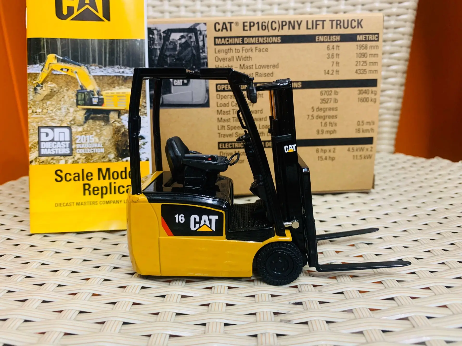 1:25 DM 85504C EP16 C PNY camión elevador aleación modelo coche juguetes decoración del hogar regalo de cumpleaños para niños niño