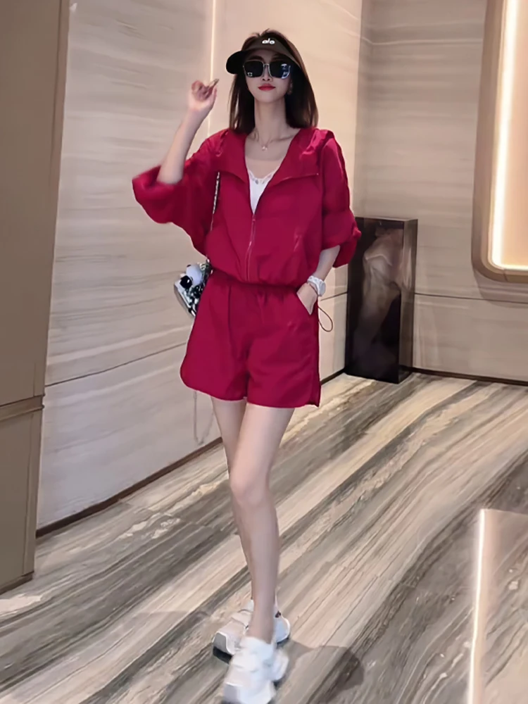 

Спортивный костюм Dopamine: Модный женский комплект из двух предметов (топ и шорты) для лета 2026 года, красный, с защитой от солнца, повседневная спортивная одежда