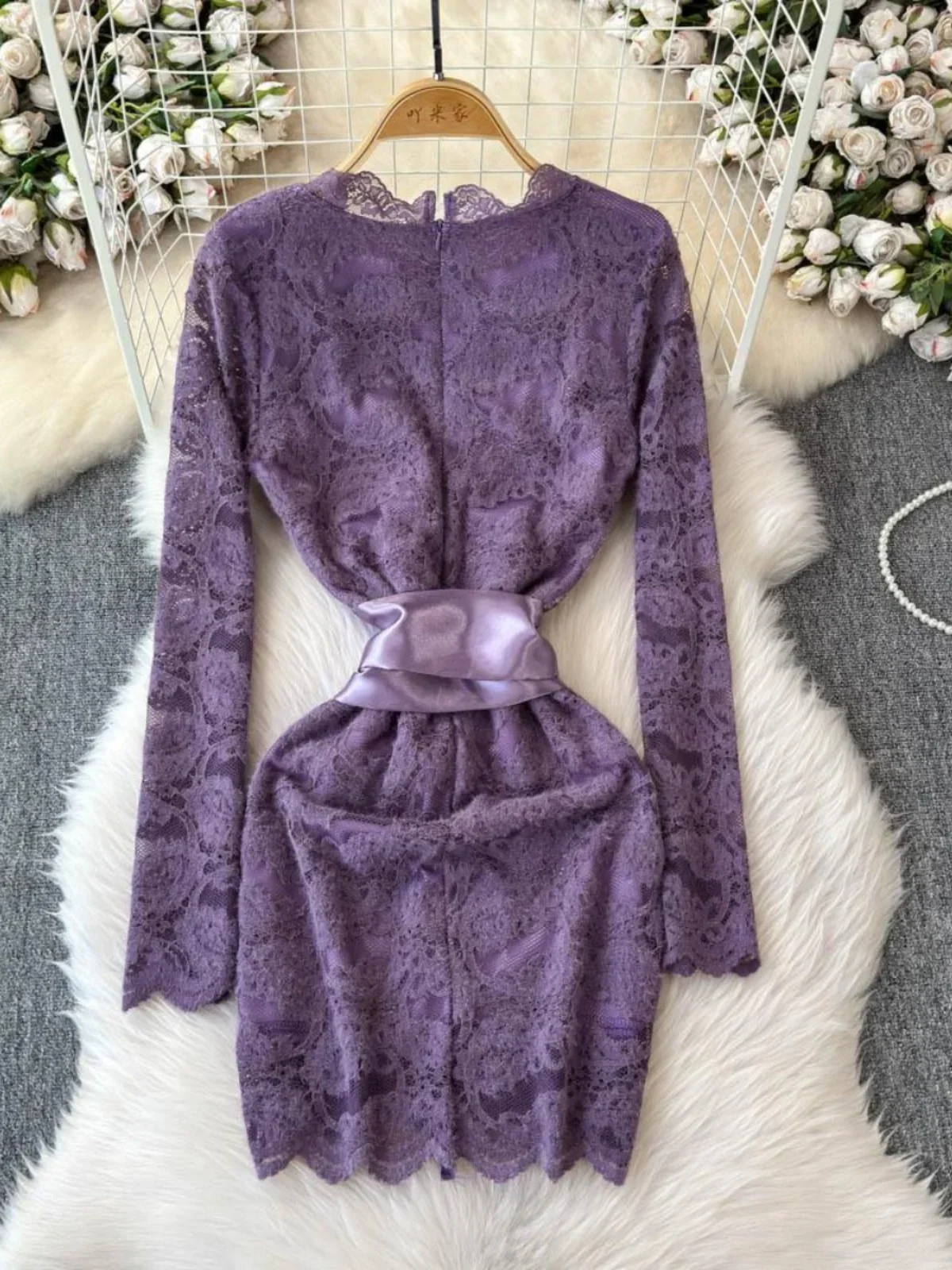 Foamlina 2025, Herbst-Neuheit, beige Spitze, V-Ausschnitt, Kleid für Damen, Schärpe, Krawatte, Taille, schlank, elegant, französisches Date-Partykleid