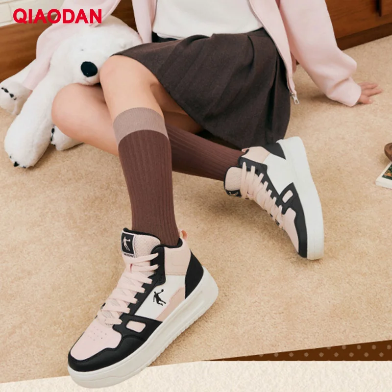 QIAODAN Frau Baumwolle Skateboard Schuhe 2025, Winter Casual Schuhe High-top Leder Spleißen Rutschfeste Warme Turnschuhe QXL052244522B