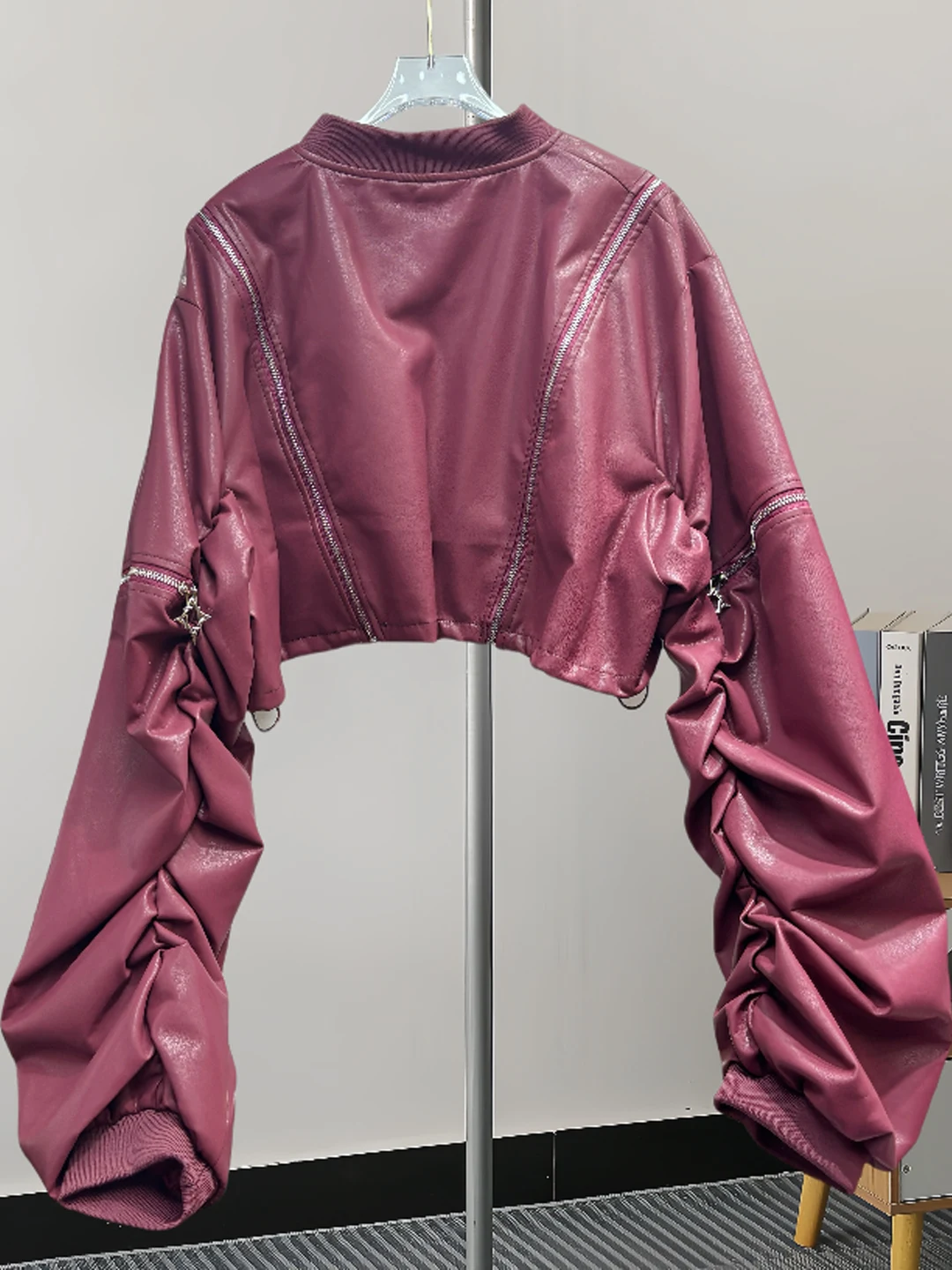 جاكيت نسائي فريد بتصميم أمريكي مع سحاب على شكل نجمة، مصنوع من الجلد الصناعي، فضفاض بأكمام خفاشية للربيع