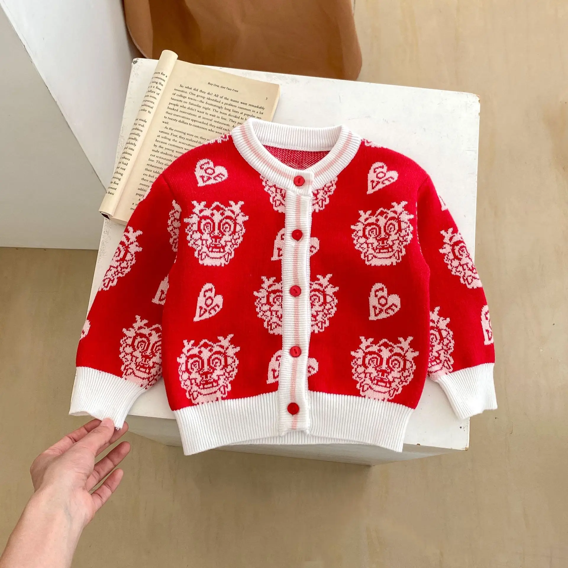 

Winter new baby clothing 0-3 year old female baby cartoon pattern long sleeved knitted jacket