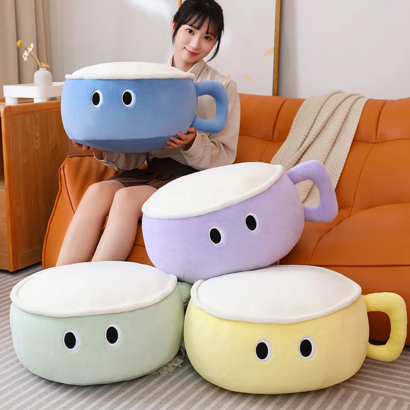 

Милая плюшевая подушка-кружка в мультяшном стиле, игрушка-антистресс в форме кружки с подголовником для декора кровати и дивана, мягкий подарок для объятий для детей и взрослых