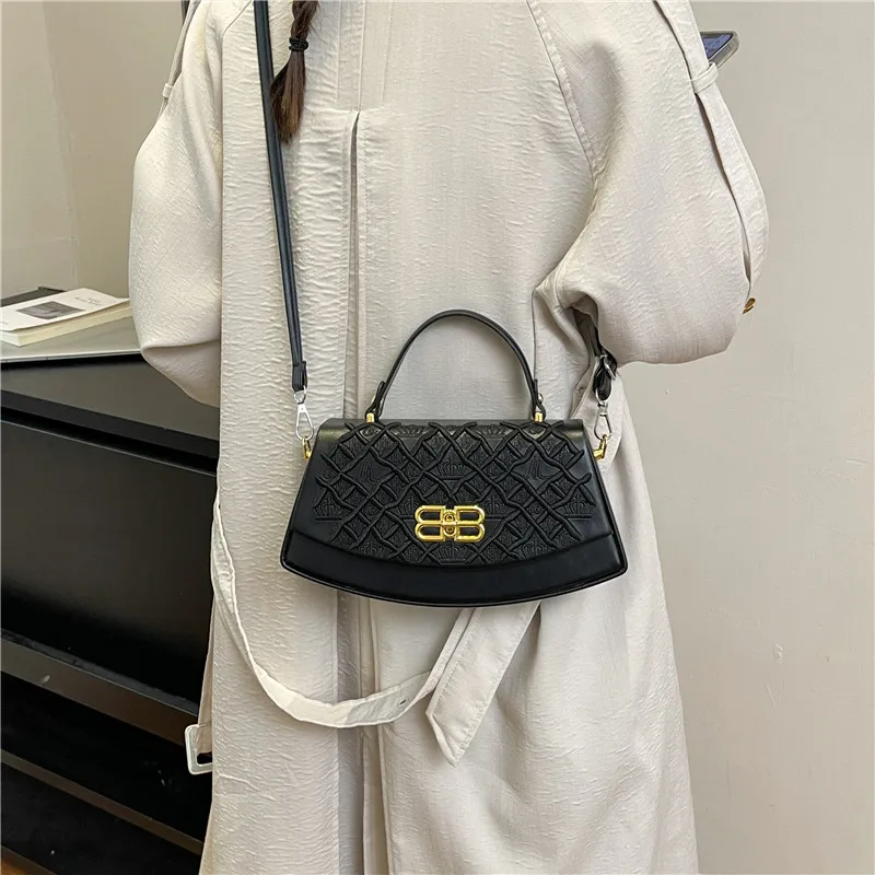 

Женская практичная сумка с прочным ремешком из прочной ткани, подходящая для переноски тяжелых предметов и длительного использования.