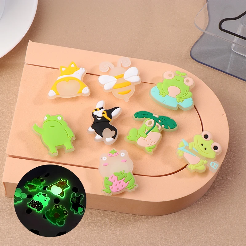 8Pcs Śliczne świecące buty Charms Lovely Cartoon Frog Shoes Buckle PVC Beach Shoe Charm Pin Shoes Decoration Akcesoria